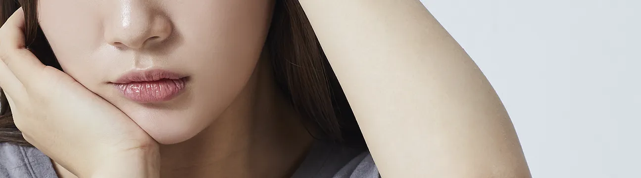 판교치과 잇몸치료 – 잇몸 불편으로 볼을 짚은 모습